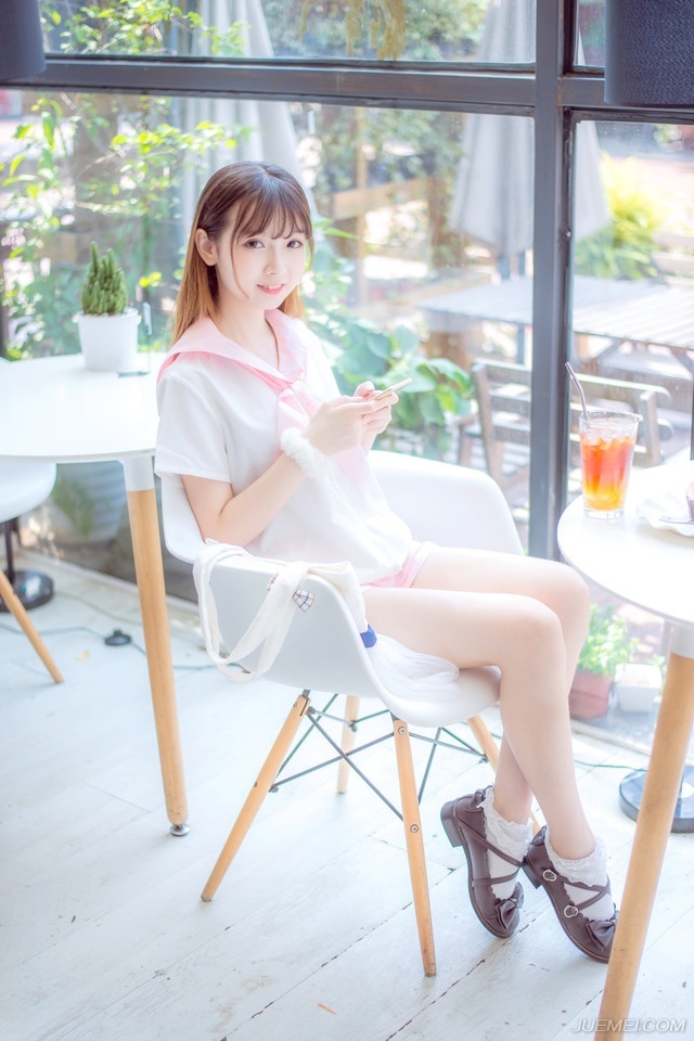 “让人进去探营，告诉他们，找到什么东西，都是他们的。”庞德皱了皱眉，挥手道，这条命令，自然是针对西域胡兵而下的。